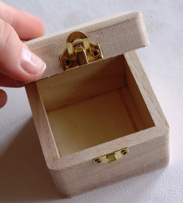 petite boite cubique en bois